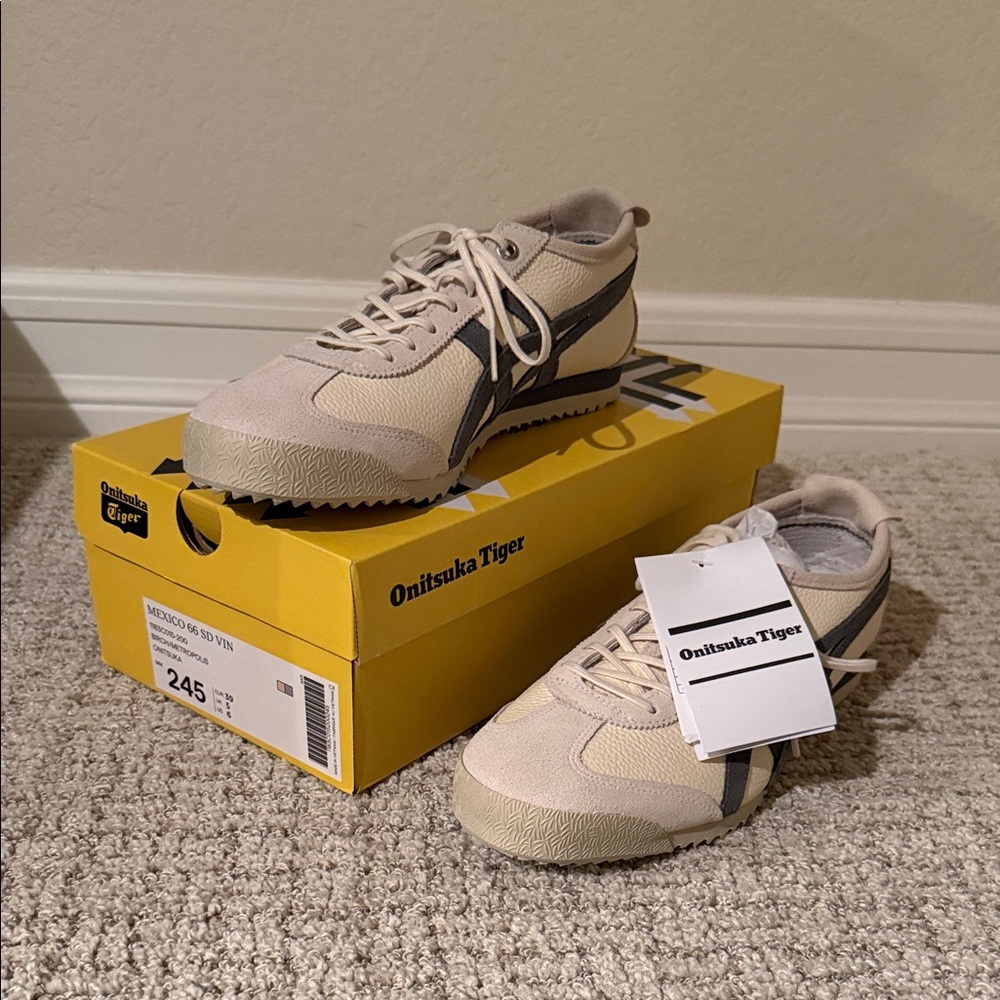 NWT Onitsuka Tiger Mexico 66 SD VIN sneaker in Birch/metropolis US Size 6
